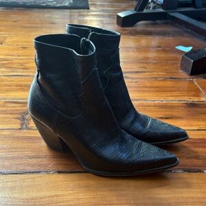 Bershka Black Textured Heeled Boots